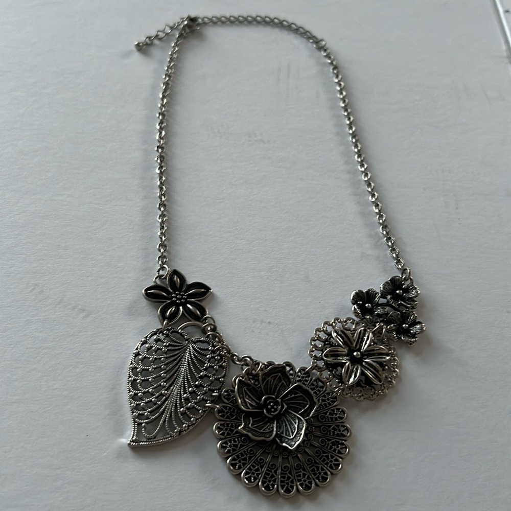 Premier Designs Silver Botanical Floral Leaves Necklace